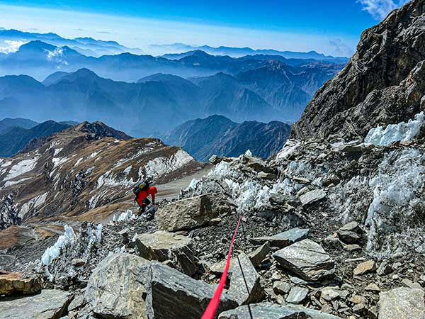 낙석과 흙으로 뒤섞인 빙하지대(5,100m)를 올라오는 이형윤 대장. 아스라히 펼쳐진 산그리메가 그림처럼 펼쳐지지만 고산증세와 낙석, 촉박한 시간으로 마음이 초조하다.