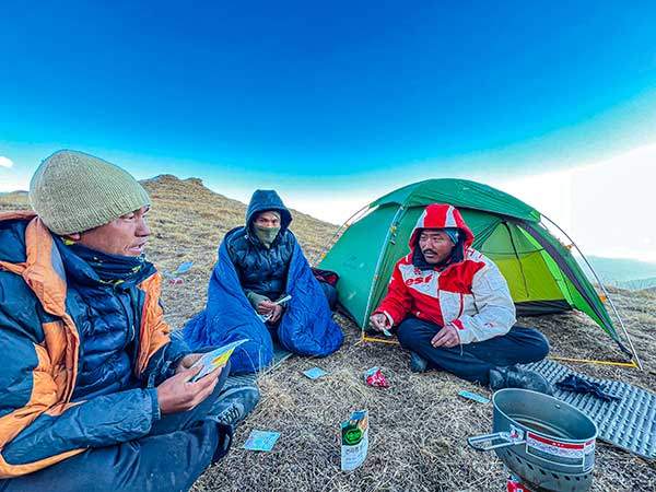 고된 ABC1(전진캠프)까지 등반 후 식사를 하는 네팔 쿡팀.