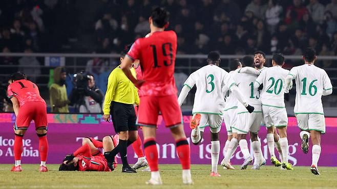 2026 북중미 월드컵 아시아 3차 대한민국과 오만의 경기, 오만 알리 알부사이디에게 동점골을 허용한 한국 대표팀 선수들이 허탈해하고 있다. (사진=연합뉴스)