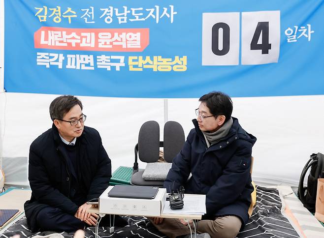 이달 12일 서울 광화문 농성장에서 김동연 경기지사(왼쪽)와 김경수 전 경남지사가 대화하고 있다. 경기도 제공