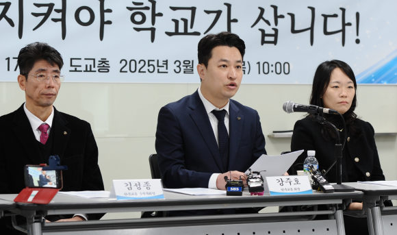 강주호(가운데) 한국교원단체총연합회 회장이 20일 서울 중구 바비엥2교육센터에서 열린 취임 100일 기자회견에서 질문에 답하고 있다. 교총 제공