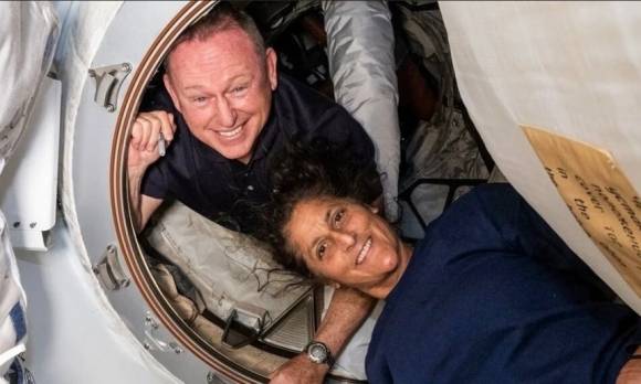 국제우주정거장에 머물 때의 부치 윌모어(위)와 수니 윌리엄스. NASA 제공