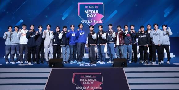 개막 앞둔 2025 프로야구 KBO 리그 - 20일 서울 송파구 롯데호텔월드에서 열린 2025 신한 SOL Bank KBO 프로야구 개막 미디어데이에서 각 구단 주장과 선수들이 기념촬영을 하고 있다. 2025.3.20. 연합뉴스