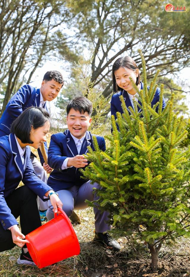 노동신문은 "모란봉에서 학생들이 소중한 애국의 마음을 안고 나무를 심고 있다"고 19일 보도했다. 노동신문·뉴스1