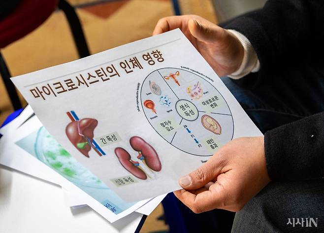 2월23일 경남 밀양시 하남읍 밀양 어촌계 사무실에서 ‘낙동강 인근 주민에 대한 녹조(유해 남세균) 독소의 인체 유입 현황 연구’를 진행하고 있는 김동은 계명대학교 동산의료원 이비인후과 교수가 2차 채취를 진행하기에 앞서 주민들에게 설명을 하고 있다. ⓒ시사IN 신선영
