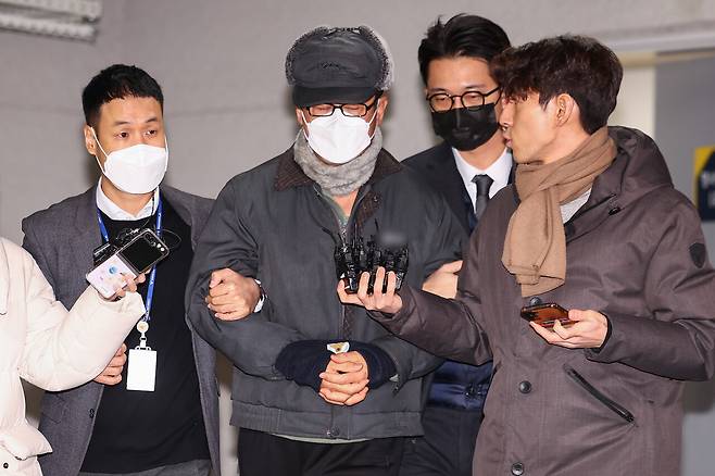 2024년 12월24일 12·3 비상계엄에 관여한 혐의로 구속된 노상원 전 정보사령관이 서울서부경찰서에서 검찰로 송치되고 있다.&nbsp; ⓒ연합뉴스