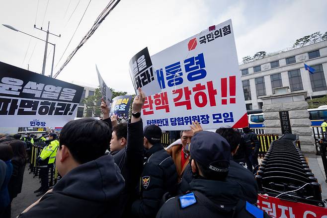 3월20일 서울 종로구 헌법재판소 앞에서 윤석열 탄핵에 반대하는 지지자와 민주당 관계자들이 피켓을 서로 들고 몸싸움을 벌이고 있다. ⓒ시사IN 신선영