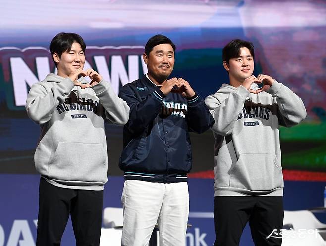 20일 서울 송파구 롯데호텔 월드에서 열린 2025 신한 SOL Bank KBO 미디어데이에서  NC 박민우, 이호준 감독, 김형준(왼쪽부터)이 포즈를 취하고 있다. 김종원 기자 won@donga.com