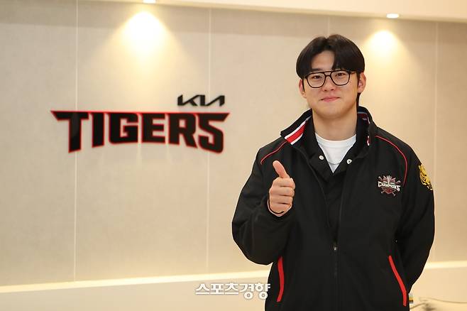 KIA 김도영이 지난 1월21일 5억원에 연봉 계약을 마치고 기념촬영 하고 있다. KIA 타이거즈 제공