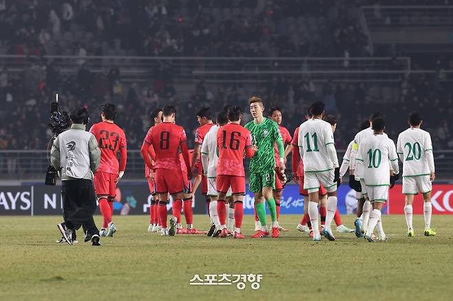 20일 경기 고양시 고양종합운동장에서 열린 2026 FIFA 북중미 월드컵 3차 예선 오만과의 경기에서 한국 선수들이 무승부로 경기를 마무리하자 아쉬워하고 있다 2025.03.20. 정효진 기자