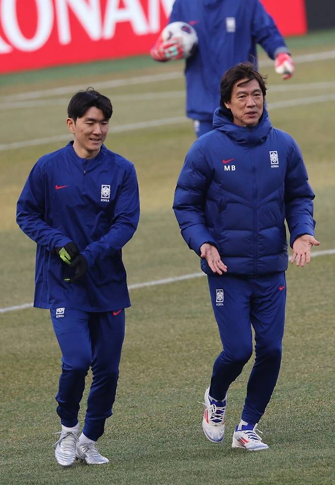 ▲ 2026 북중미 월드컵 아시아지역 3차 예선 B조 7차전 오만전을 하루 앞둔 한국 축구대표팀 홍명보 감독이 19일 경기도 고양종합운동장에서 황인범과 함께 러닝하고 있다. 대표팀은 20일 오후 8시 고양종합운동장에서 오만과 7차전을 치르고 25일 오후 8시 수원종합운동장에서 요르단과 8차전을 벌인다. ⓒ 연합뉴스