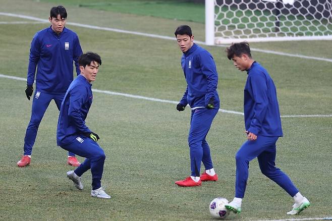 ▲ 2026 북중미 월드컵 아시아지역 3차 예선 B조 7차전 오만전을 하루 앞둔 한국 축구대표팀 양현준, 황인범, 황희찬, 김주성이 19일 경기도 고양종합운동장에서 훈련하고 있다. 대표팀은 20일 오후 8시 고양종합운동장에서 오만과 7차전을 치르고 25일 오후 8시 수원종합운동장에서 요르단과 8차전을 벌인다. ⓒ 연합뉴스