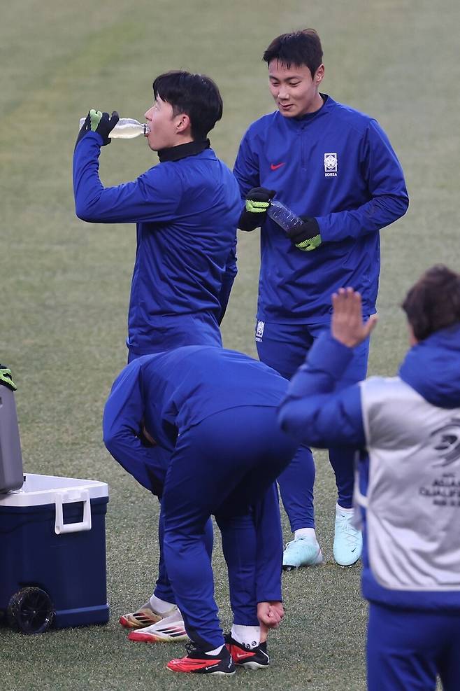 ▲ 2026 북중미 월드컵 아시아지역 3차 예선 B조 7차전 오만전을 하루 앞둔 한국 축구대표팀 손흥민이 19일 경기도 고양종합운동장에서 훈련하며 목을 축이고 있다. 대표팀은 20일 오후 8시 고양종합운동장에서 오만과 7차전을 치르고 25일 오후 8시 수원종합운동장에서 요르단과 8차전을 벌인다. ⓒ 연합뉴스