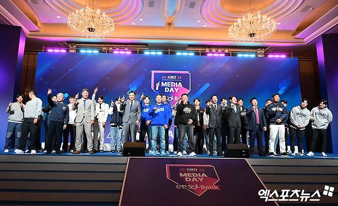 20일 오후 서울 송파구 롯데호텔 월드에서 열린 ‘2025 신한은행 SOL KBO’ 미디어데이, 10개 구단 감독 및 대표 선수들이 기념촬영을 갖고 있다. 잠실, 김한준 기자
