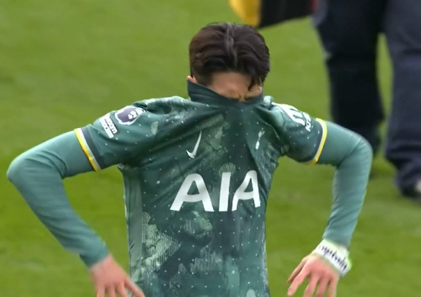 손흥민 거취가 뜨거운 가운데 토트넘 관련 매체에서 올여름 프리미어리그 승격팀에 가면 어울릴 것이라는 견해를 내놨다. '토트넘 홋스퍼 뉴스'는 전 브렌트퍼드 감독인 마틴 앨런 발언을 인용해 "손흥민은 이제 스피드 등이 많이 떨어졌다"며 "하지만 아직 실력이 있는 만큼 2부에서 승격하는 팀에 가면 어울릴 것"이라고 했다. 챔피언십 빅3 리즈 유나이티드, 번리, 셰필드 유나이티드 등으로 이적을 알아보라는 다소 황당한 발언이었다. 중계화면