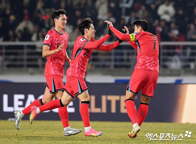 홍명보 감독이 이끄는 대한민국 축구대표팀은 20일 고양종합운동장에서 열린 2026 월드컵 아시아 3차예선 B조 7차전 오만과의 홈 경기에서 전반 41분 황희찬이 선제골을 터트렸으나 후반 35분 알리 알 부사이디에 통한의 동점포를 내주고 1-1로 비겼다. 이날 무승부로 지난해 11월 약체 팔레스타인과의 원정 경기에 이어 월드컵 3차예선 두 경기 연속 무승부를 기록하는 부진에 빠졌다. 한국은 4승 3무(승점 15)로 무패 행진을 질주하며 B조 선두를 지키긴 했으나&nbsp;B조 2위 이라크(승점 11), 3위 요르단(승점 9)에 추격의 빌미를 내줬다. 이날 무승부로 한국은 이달 홈 2연전에서 본선행 조기 확정에 성공하겠다는 계획에 큰 차질을 빚었다. 고양, 고아라 기자