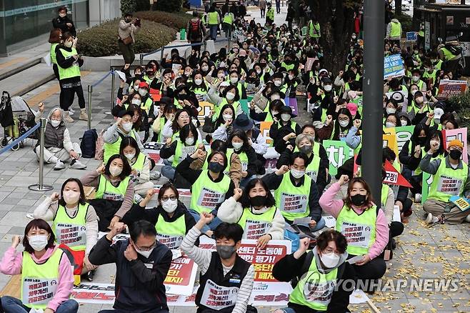 콜센터 노동자들 '직접고용 전환하고 처우개선하라' (서울=연합뉴스) 서대연 기자 = 2022년 11월 9일 오후 콜센터 노동자들이 서울 중구 서울고용노동청 앞에서 직접고용 및 처우개선 요구 결의대회를 열고 구호를 외치고 있다. [연합뉴스 자료사진] 2025.3.19