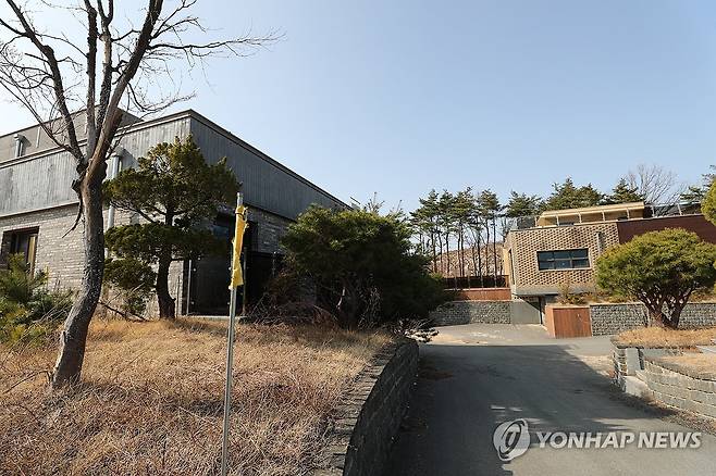 타운하우스 단지 내에 꽂힌 노선 깃발 (강원 고성=연합뉴스) 강태현 기자 = 지난 17일 강원 고성군 토성면 원암리 한 타운하우스 단지 내에 춘천∼속초 동서고속화철도 8공구 노선 지점이 표시된 깃발이 꽂혀 있다.
    이 땅의 소유주는 토지수용보상금 30억원 중 10%를 떼어주겠다며 실시설계 용역회사 소속 노선 설계 담당자에게 '노선 변경'을 청탁하고 2억원을 건넨 사실이 발각돼 처벌받았다. 2025.3.20 taetae@yna.co.kr