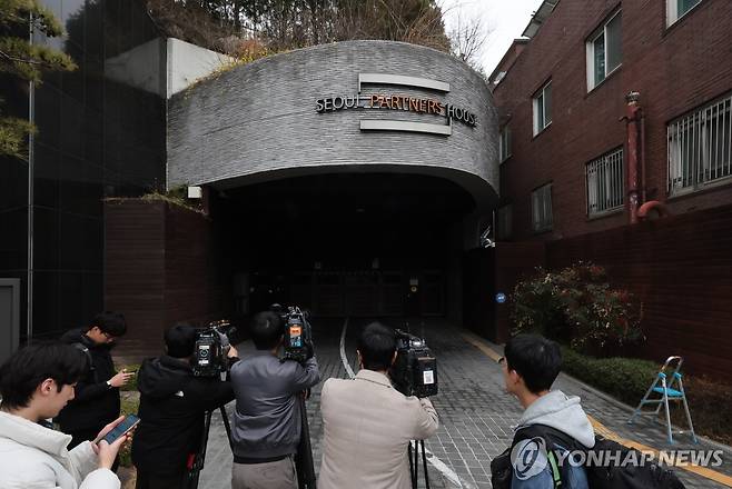 검찰, 오세훈 서울시장 공관 압수수색 (서울=연합뉴스) 서명곤 기자 = 검찰이 '정치 브로커' 명태균 씨가 연루된 여론조사비용 대납 의혹과 관련해 20일 오세훈 서울시장에 대한 강제수사에 나선 가운데 이날 서울 용산구 서울시장 공관 앞에서 취재진이 대기하고 있다. 2025.3.20 seephoto@yna.co.kr