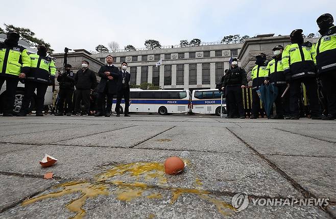 헌법재판소 앞으로 날아온 계란 (서울=연합뉴스) 이진욱 기자 = 20일 서울 종로구 헌법재판소 앞에 보수단체 회원이 기자회견을 하던 더불어민주당 원내부대표단에게 던진 계란이 계란이 떨어져 있다. 2025.3.20 cityboy@yna.co.kr