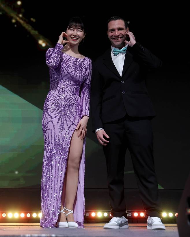 베스트 드레서 상을 받은 이미래(왼쪽)와 하비에르 팔라손 [PBA 제공. 재판매 및 DB 금지]