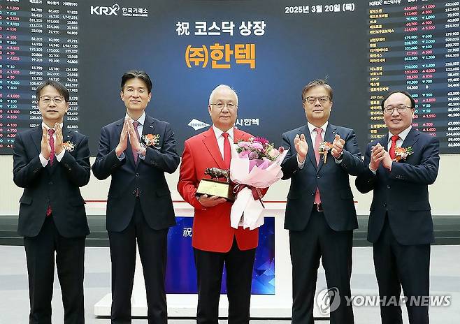 한텍 코스닥시장 상장기념식 (서울=연합뉴스) 20일 서울 영등포구 한국거래소에서 열린 한텍 코스닥시장 상장기념식에서 관계자들이 상장기념패 전달 후 기념 촬영하고 있다. 
    왼쪽부터 김대영 한국IR협의회 부회장, 민경욱 한국거래소 코스닥시장본부장, 박건종 한텍 대표이사, 오익근 대신증권 대표이사, 강왕락 코스닥협회 부회장. 2025.3.20 [한국거래소 제공. 재판매 및 DB 금지] photo@yna.co.kr