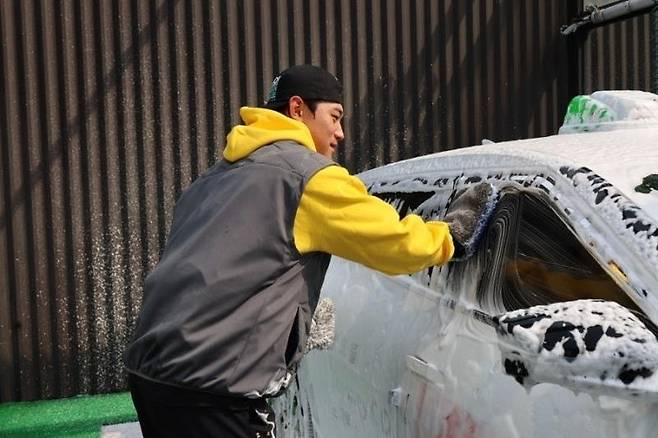세차하는 김도영 KIA 타이거즈 김도영이 18일 광주 시내 한 세차장에서 동료들과 함께 팬들의 차량을 손 세차하고 있다. 김도경은 2024 프로야구 개막 미디어데이에서 우승 공약으로 팬들에게 손 세차를 해주겠다고 밝혔고, 이날 공약을 이행했다. [사진 제공. KIA 타이거즈. 재배포 및 DB 금지]