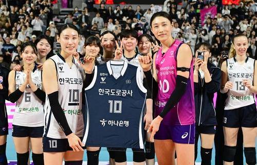 도로공사의 배유나 함께 기념 촬영한 김연경 [한국배구연맹 제공. 재판매 및 DB 금지]