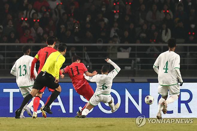 황희찬 선제골! (고양=연합뉴스) 서대연 기자 = 20일 경기도 고양종합운동장에서 열린 2026 북중미 월드컵 아시아 3차 예선 B조 7차전 대한민국과 오만의 경기. 
    황희찬이 득점하고 있다. 2025.3.20 dwise@yna.co.kr