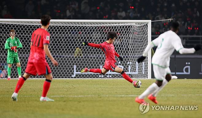 이강인 전방패스 (고양=연합뉴스) 김도훈 기자 = 20일 경기도 고양종합운동장에서 열린 2026 북중미 월드컵 아시아 3차 예선 B조 7차전 대한민국과 오만의 경기. 이강인이 황희찬을 향해 전방패스를 하고 있다. 2025.3.20 superdoo82@yna.co.kr