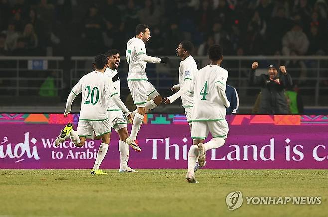 오만 동점골 (고양=연합뉴스) 서대연 기자 = 20일 경기도 고양종합운동장에서 열린 2026 북중미 월드컵 아시아 3차 예선 B조 7차전 대한민국과 오만의 경기. 
    오만 알리 알부사이디가 골을 넣은 뒤 동료들과 환호하고 있다. 2025.3.20 dwise@yna.co.kr