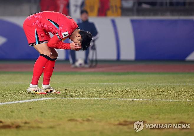 찬스 놓치는 손흥민 (고양=연합뉴스) 김도훈 기자 = 20일 경기도 고양종합운동장에서 열린 2026 북중미 월드컵 아시아 3차 예선 B조 7차전 대한민국과 오만의 경기. 손흥민이 자신에게 연결되는 이강인의 패스를 놓친 뒤 아쉬워하고 있다. 2025.3.20 superdoo82@yna.co.kr