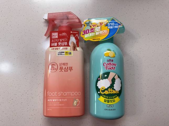 LG생활건강이 판매하고 있는 상쾌한 풋샴푸(왼쪽), 발을 씻자(오른쪽)./사진=윤서영 기자 sy@