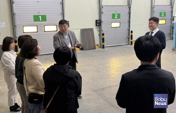 푸드머스 전북 김제 물류센터에서 푸드머스&nbsp;TMS영업담당 문현기 상무가 남원시니어클럽 관계자들에게 물류센터에 대해 설명하고 있다. ⓒ푸드머스