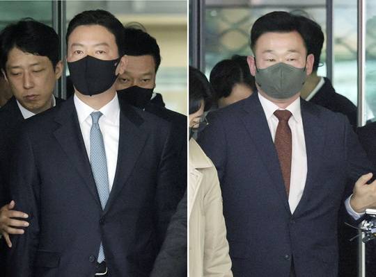 윤석열 대통령 체포 방해 혐의를 받는 대통령경호처 김성훈(왼쪽) 차장과 이광우 경호본부장이 21일 서울 마포구 서울서부지방법원에서 열린 영장실질심사를 마치고 대기 장소로 이동하고 있다. (사진=뉴시스)