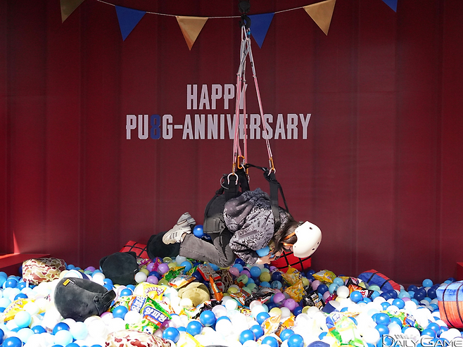 '온몸 파밍 크레인'에서는 보다 많은 선물을 획득하기 위한 노력을 엿볼 수 있었다.