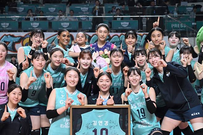 흥국생명 김연경이 장충체육관에서 은퇴투어 기념행사를 가진 뒤 GS칼텍스 선수들과 기념촬영을 하고 있다. 사진=KOVO