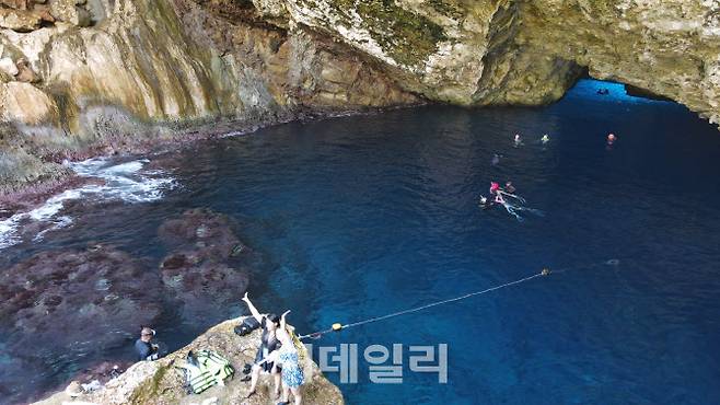 세계 3대 다이빙 포인트로 꼽히는 그로토는 거대한 해식동굴로 짙푸른 바닷물이 동굴 안을 가득 채우고 있다.