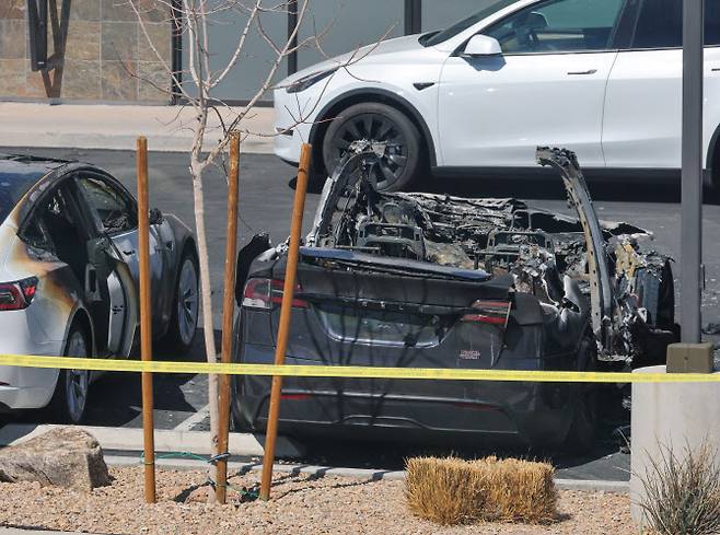 18일(현지시간) 미국 라스베이거스의 한 테슬라 충돌 수리 센터에서 방화 장치를 사용해 여러 대의 차량에 불을 지른 사건이 발생했다. 라스베이거스 메트로폴리탄 경찰국은 이번 사건으로 테슬라 차량 5대가 피해를 입었으며, 용의자가 차량을 향해 총기를 세 차례 발사한 뒤, 건물 입구에 스프레이로 ‘RESIST(저항하라)’라는 문구를 적었다고 밝혔다.(사진=게티이미지)