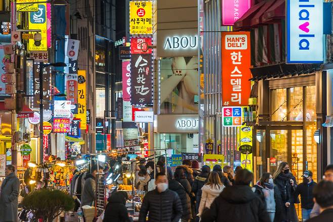 서울 명동 거리를 사람들이 지나가고 있다. (사진=게티이미지뱅크)