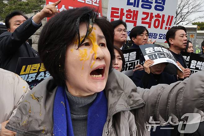 백혜련 더불어민주당 의원이 20일 오전 서울 종로구 헌법재판소 앞에서 가진 윤석열 대통령 신속 파면 촉구 기자회견에서 계란을 얼굴에 맞은 후 윤석열 지지자들에게 항의하고 있다. 2025.3.20/뉴스1 ⓒ News1 신웅수 기자