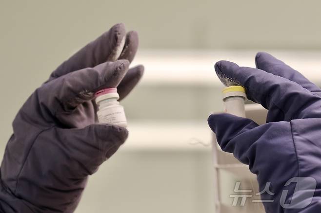 코오롱티슈진 무릎 골관절염 치료제 TG-C 1약(왼쪽)과 2약.(워싱턴특파원단 사진제공) ⓒ News1 류정민 특파원