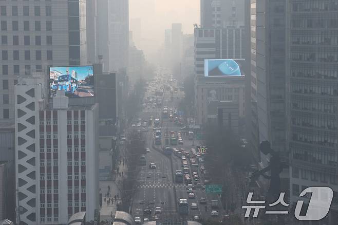 서울과 수도권의 미세먼지 농도가 ‘나쁨’을 보이고 있는 21일 서울 종로구 서울시교육청에서 바라본 종로구 도심일대가 뿌옇게 보이고 있다. 2025.3.21/뉴스1 ⓒ News1 박세연 기자