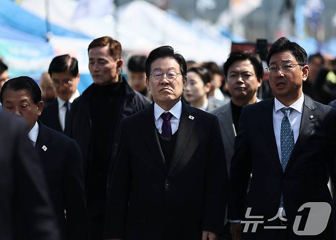 이재명 더불어민주당 대표와 지도부가 21일 서울 종로구 광화문 인근 단식농성장 방문 후 이동하고 있다. (공동취재) 2025.3.21/뉴스1 ⓒ News1 임세영 기자