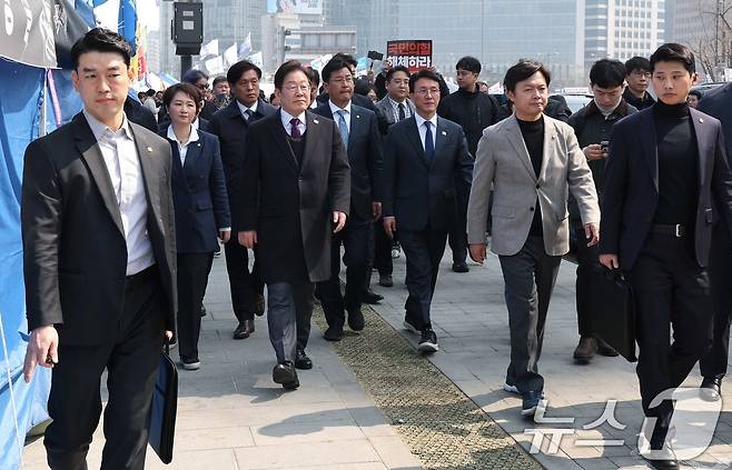 이재명 더불어민주당 대표가 21일 서울 종로구 경복궁역 부근에서 윤석열 대통령의 파면을 촉구하며 13일째 단식 중인 김경수 전 경남도지사의 농성장을 방문하고 있다. 2025.3.21/뉴스1 ⓒ News1 임세영 기자