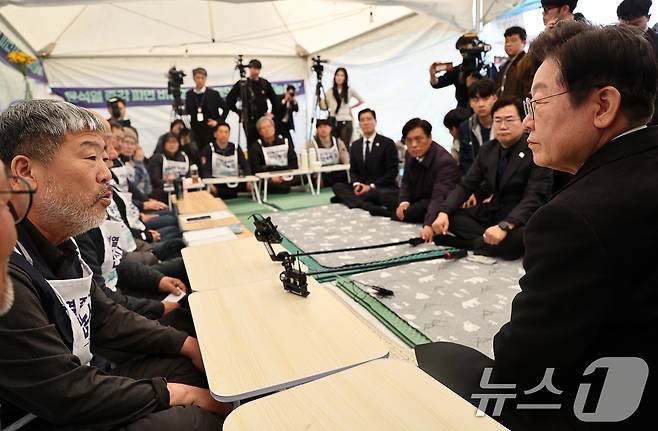 이재명 더불어민주당 대표가 21일 서울 종로구 광화문 인근 비상행동 공동의장단 단식농성장을 찾아 김동명 한국노총 위원장의 발언을 듣고 있다. (공동취재) 2025.3.21/뉴스1 ⓒ News1 임세영 기자
