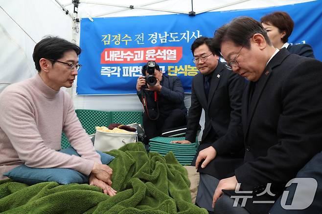 이재명 더불어민주당 대표가 21일 서울 종로구 광화문 인근에서 윤석열 대통령의 파면을 촉구하며 13일째 단식 중인 김경수 전 경남도지사의 농성장을 찾아 대화하고 있다. (공동취재) 2025.3.21/뉴스1 ⓒ News1 임세영 기자