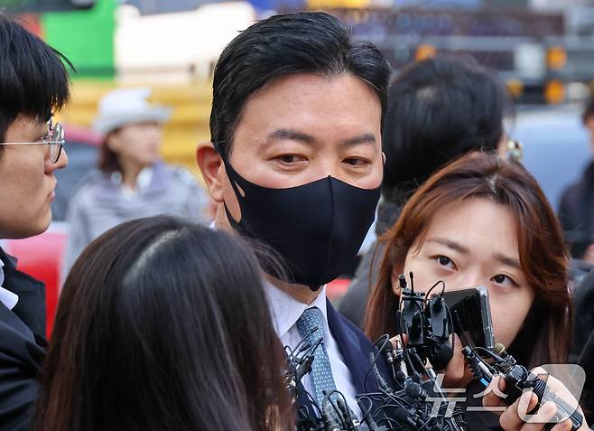 윤석열 대통령 체포를 방해한 혐의를 받는 김성훈 대통령경호처 차장이 21일 서울 마포구 서울지방법원에서 열리는 구속 전 피의자 심문에 출석하고 있다. (공동취재) 2025.3.21/뉴스1 ⓒ News1 김도우 기자