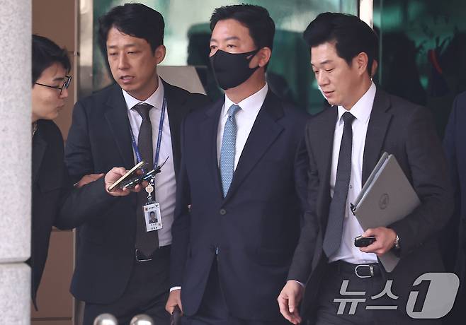 윤석열 대통령 체포 방해 혐의를 받는 김성훈 대통령경호처 차장이 21일 서울 마포구 서울서부지방법원에서 열린 구속 전 피의자 심문(영장실질심사)을 마치고 법원을 나서고 있다. 2025.3.21/뉴스1 ⓒ News1 김도우 기자