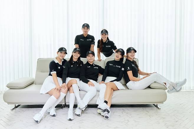 두산건설 We’ve 골프단 ‘일곱 자매’가 프로필 촬영을 하고 있다. 사진 | 두산건설